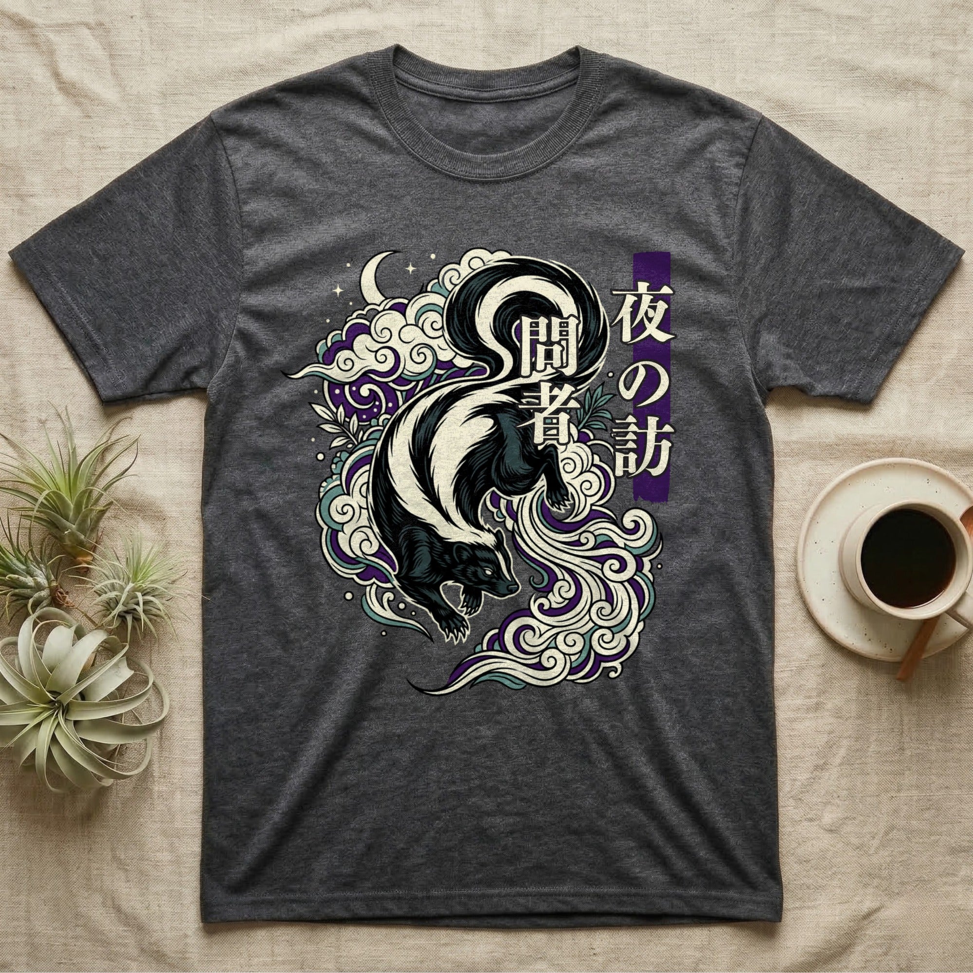 Dark gray t-shirt featuring a skunk illustration with Japanese text.