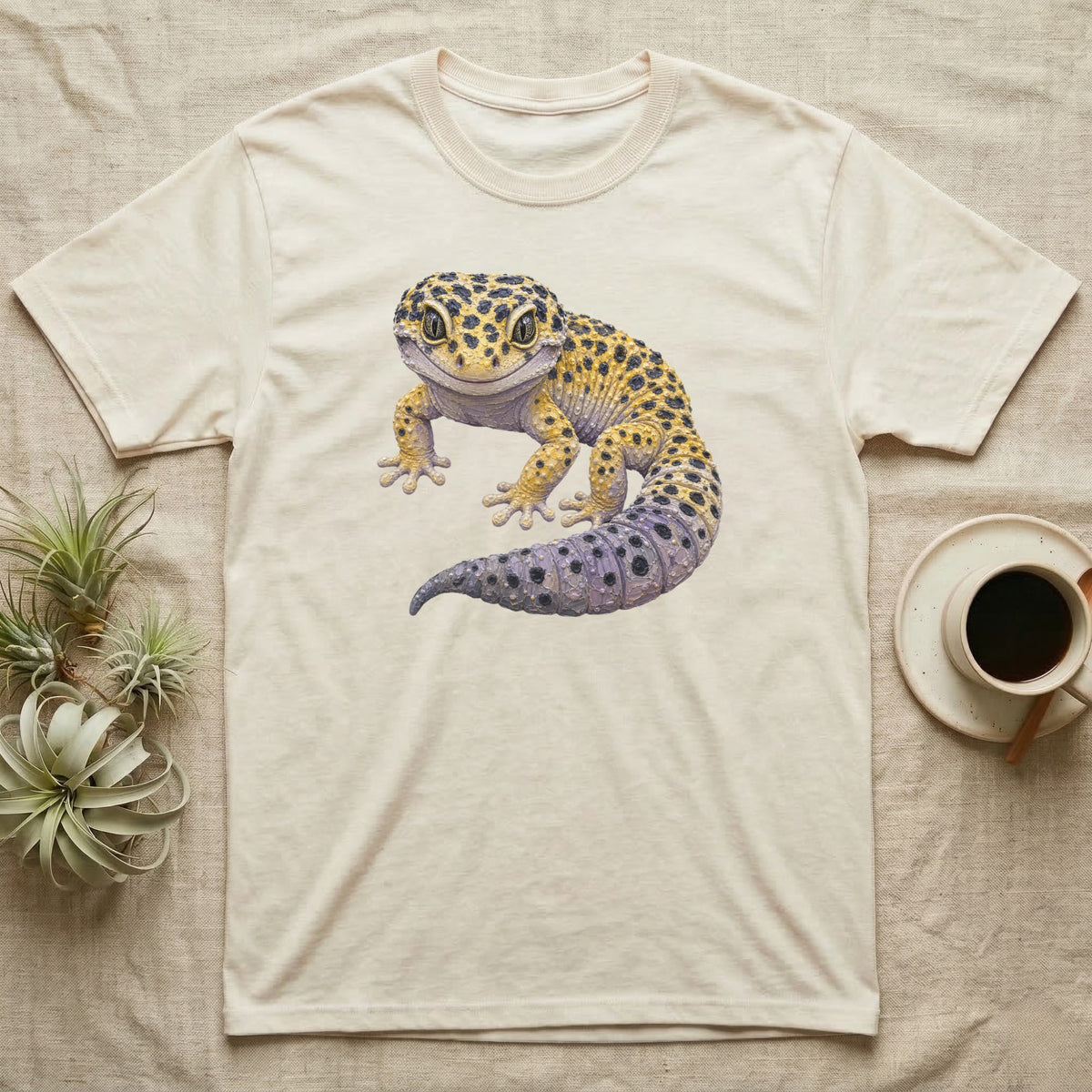 T-shirt with a yellow and black spotted leopard gecko graphic.