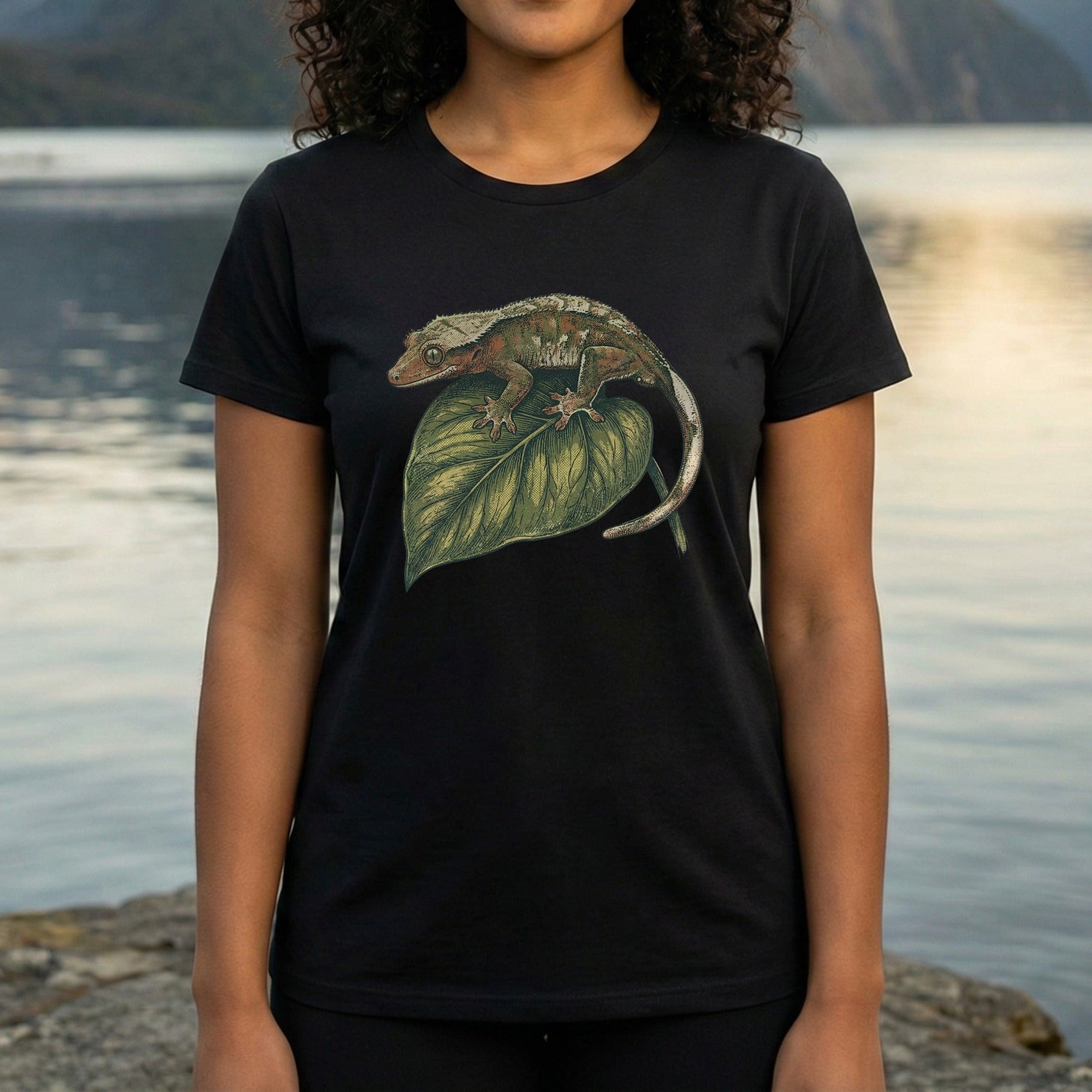 Crested Gecko on Leaf Artistic Print T-Shirt