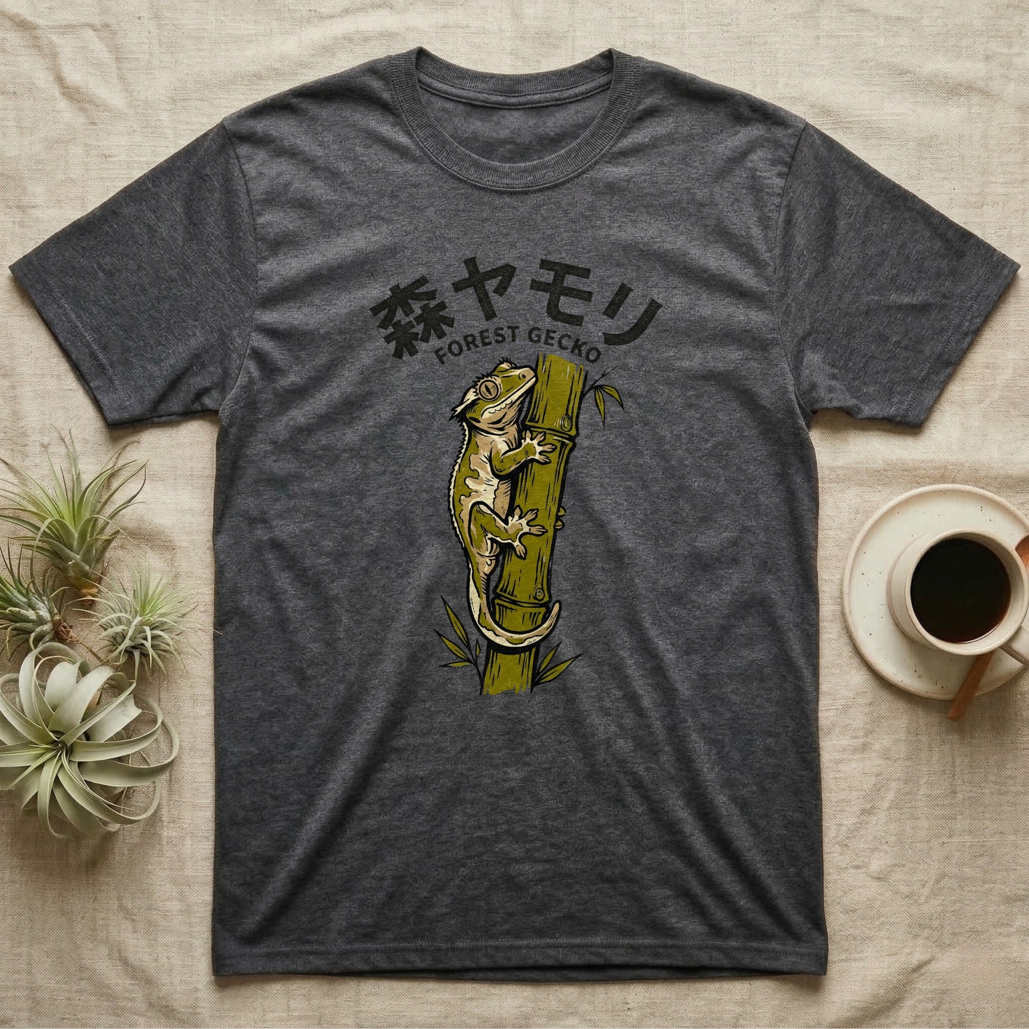 Gray t-shirt with a gecko on bamboo and Japanese text.