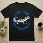 Leopard Gecko 1776 T-Shirt in Black — Two-colour vector leopard gecko in profile ringed by arched text reading 1776 to 2026 and Don't Tread On Me.